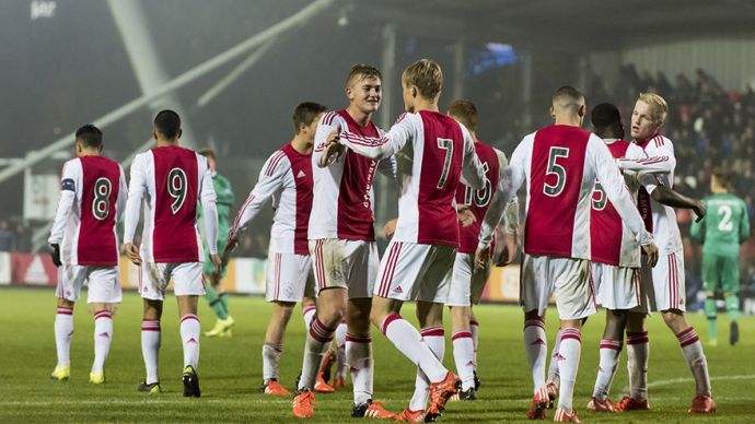 轻选手们纷 轻选手们纷